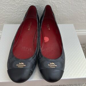 Coach Chelsea Signature Black Leather Flats. Size 6B.